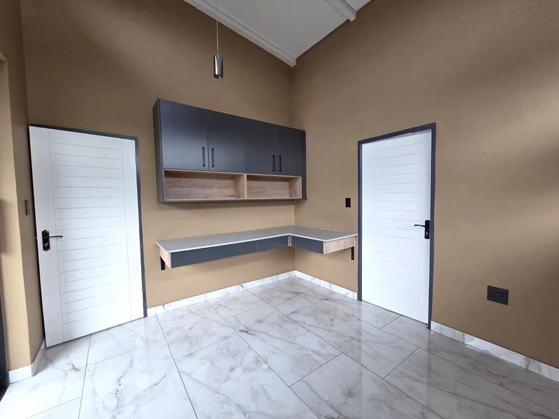 5 Bedroom Property for Sale in The Islands Estates North West